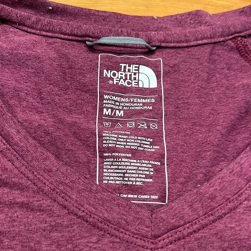 The north face women vneck tee shirt size medium. - Picture 2 of 8